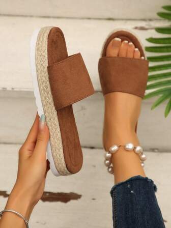 棕色露趾坡跟一脚蹬凉鞋，绳状厚底，简约风格沙滩鞋，优雅百搭厚底凉鞋