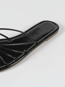 New Style European & American Fashion Women Beach Shoes Black Strap Round Toe Comfortable Flat Sandals