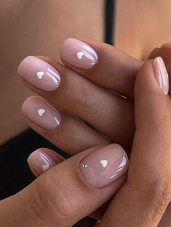 24 pièces ongles acryliques courts de forme carrée, à presser, de couleur nude avec un design en forme de cœur blanc. Faux ongles simples et mignons, accessoires pour nail art, fournitures pour ongles, convient pour un usage quotidien