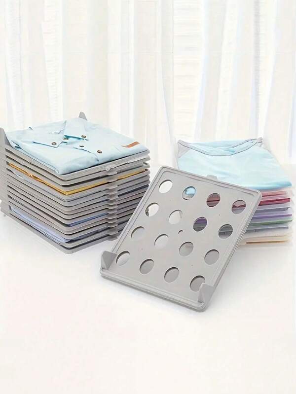 Planche de pliage de vêtements - Organisateur de garde-robe en plastique anti-froissage et support de pliage de t-shirts, boîte de rangement pour placard économisant l'espace pour un pliage uniforme et empilable des chemises ; conception légère et portable avec surface antidérapante ; outil de pliage facile à utiliser pour une organisation rapide du placard ; idéal pour la garde-robe, les tiroirs, les étagères et le packing de voyage ; parfait pour la maison, la rentrée scolaire, les chambres d'étudiants, les boutiques, la famille et les cadeaux