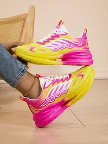 女士透气缓震渐变色几何线条印花圆头中帮系带厚底休闲运动跑鞋，适合年轻女士的时尚街头服饰，春夏季，网眼和 EVA 材质