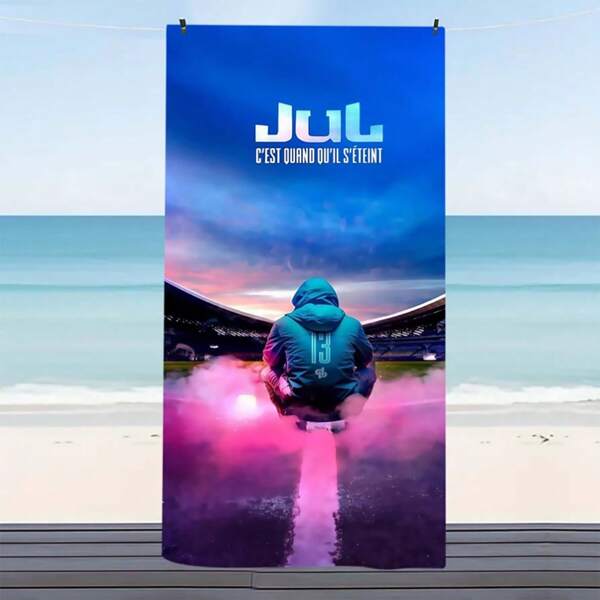 قطعة واحدة منشفة شاطئ من ميكرو ليف مع تصميم لاعب كرة قدم للشباب JUL C'est Original Ou S'E - ناعمة، ماصة، سريعة الجفاف - ميكرو ليف، 260 جرام لكل متر مربع - مثالية للسباحة والتخييم والاستحمام والعطلات والسفر - معدات المشجع للرياضة | رسومات رياضية نابضة بالحياة | جفاف سريع