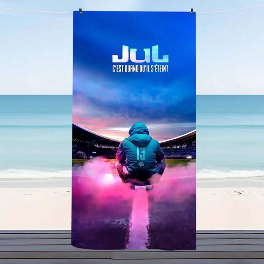 قطعة واحدة منشفة شاطئ من ميكرو ليف مع تصميم لاعب كرة قدم للشباب JUL C'est Original Ou S'E - ناعمة، ماصة، سريعة الجفاف - ميكرو ليف، 260 جرام لكل متر مربع - مثالية للسباحة والتخييم والاستحمام والعطلات والسفر - معدات المشجع للرياضة | رسومات رياضية نابضة بالحياة | جفاف سريع