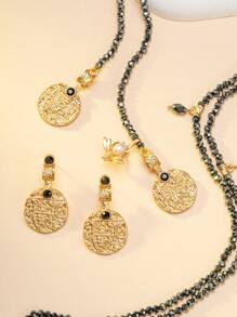 1 collier et 1 paire de boucles d'oreilles, collier de perles noir et doré moyen-oriental, ensemble de bijoux vintage en or ton, collier multicouche exotique, collier contrastant noir et doré, collier à pendentif rond sculpté. Le collier de perles noir et doré évoque le rythme mystique des clochettes de chameaux des nuits étoilées du désert moyen-oriental. Porter cet ensemble de bijoux est un identificateur unique d'une promenade dans un marché moyen-oriental.