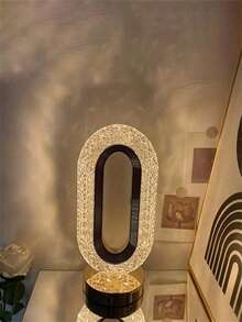 1个LED水晶台灯，三色变换，触控操作，Type-C充电，室内夜灯，适用于床头柜、客厅、卧室、餐桌等场所。