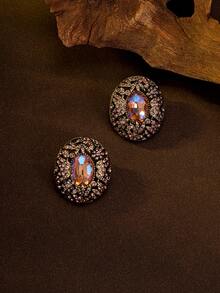 1 pieza Collar de gasa suave con cuentas en rosa, que recuerda a los pétalos de flores cayendo en un baile de palacio; 1 pieza de pendientes florales vintage de metal con brillantes rhinestones, capturando el glamour de una lujosa velada. Los pequeños pendientes de gemstone elevan tu aura instantáneamente, como tomar prestado el guardarropa de una duquesa.