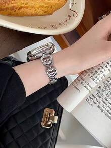 2件套，兼容表带和表壳，银色心形镶钻不锈钢金属表带，搭配镶钻表壳。无需安装工具，佩戴方便，尺寸可手动调节。兼容Apple 38/40/41/42/44/46/45mm表盘。闪亮女士表带，纤薄时尚，兼容 Series 11/10/9/8/7/6/5/3/2/1/SE/Ultra3/2/1。