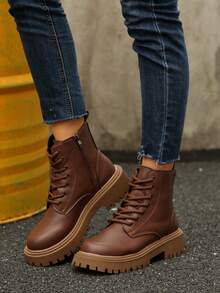 Botas con cremallera lateral en marrón, botas cortas de motocicleta con cordones y estampado de lichis, diseño elegante y de moda, tacón grueso, botines para mujer, para otoño/invierno - Marrón - Ver 4