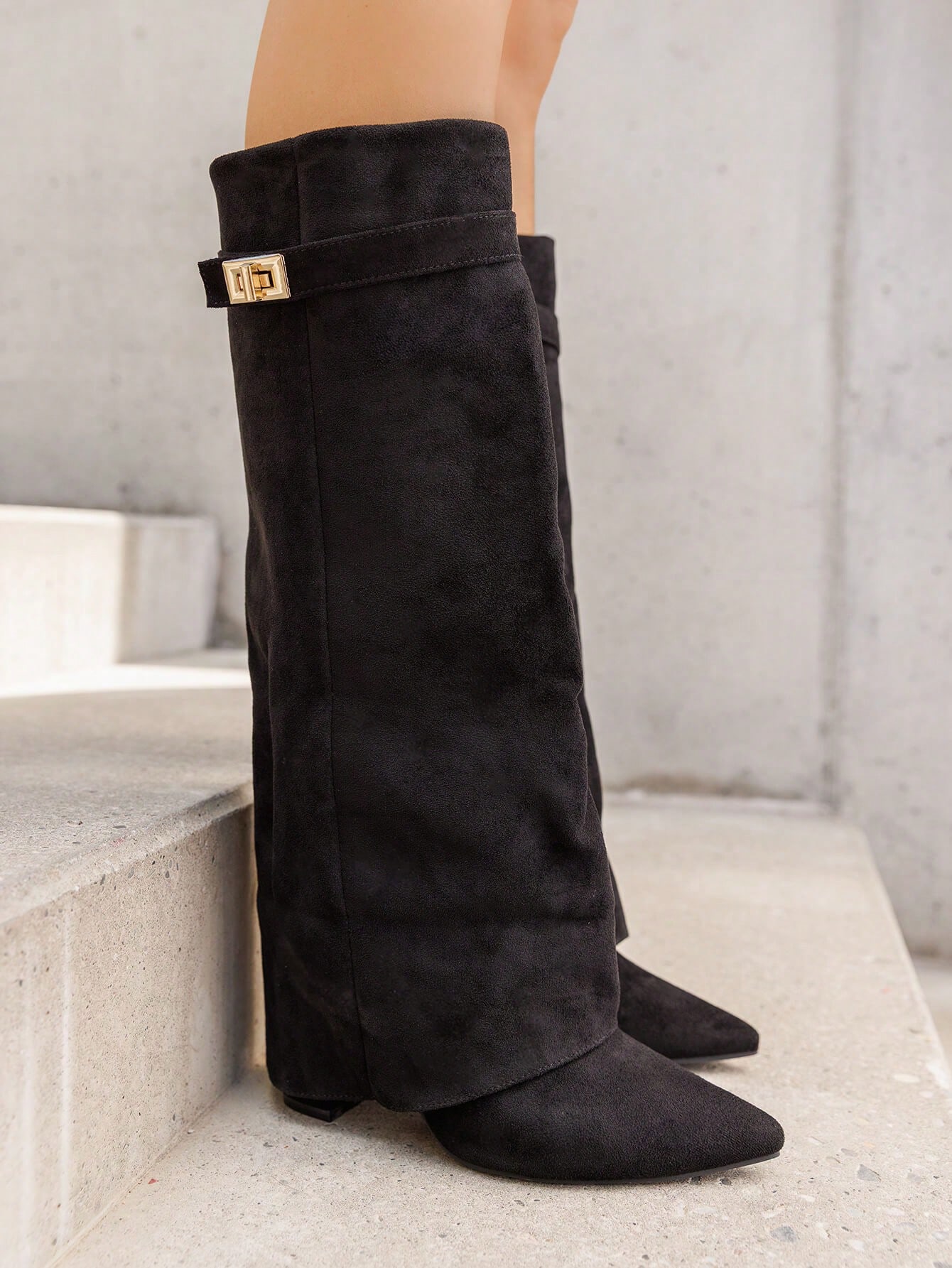 Pointed toe buckle boots