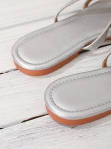 Women's Fashion Flat Rivet Decor T-Strap Roman Sandals