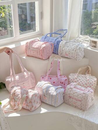 1Pc Floral And Bow Knot With Ruffles Duffel Bag ,Girls Travel Bag ,Girls Weekend Bag ,Women Shoulder Bag,Yoga Bag ,Sports Bag,Girls Weekend Bag ,Girl Duffel Bag ,Girls Luggage Bag Quilted Zipper Handbag Suitable For Ladies And Girls, Gift For Valentines Gift ,New Year Gift Bag For School School Accessories School Stuff