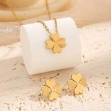 1 conjunto elegante de joias de aço inoxidável, incluindo colar com flor de quatro folhas gravada e brincos de aço inoxidável, adequado para uso diário ou presente para amigos