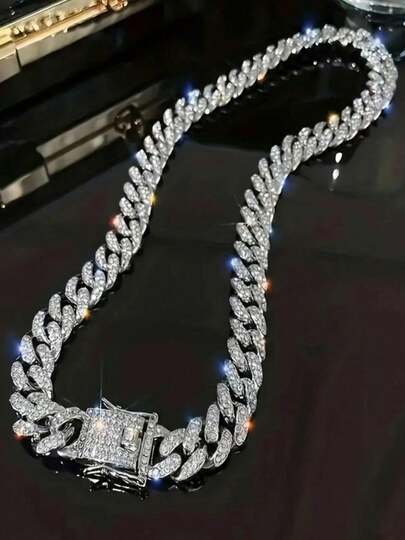 Un collar de aleación con diamantes completos de estilo cubano punk de hip-hop, adecuado para uso diario, viajes urbanos y otras ocasiones, también es un pequeño regalo sorprendente y exquisito
