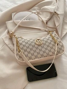 2025年新款时尚经典PU防水面料M字母印花设计金属链条装饰单肩斜挎包。适合购物、钱包、学生、年轻女性、办公室女性。非常适合办公室、大学、工作、商务、通勤、户外活动、旅行和野餐。