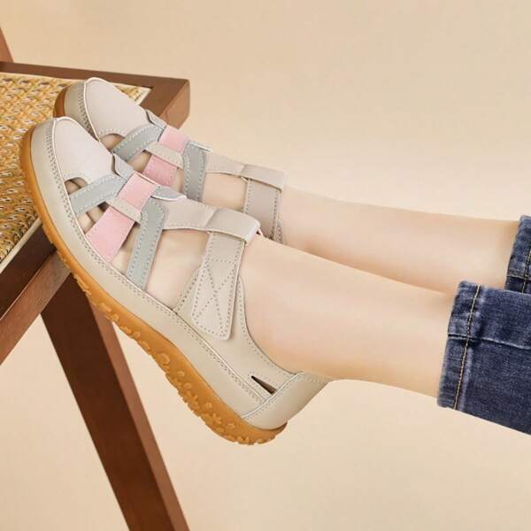 صنادل نسائية كاجوال مسطحة وكلاسيكية - إغلاق قابل للتعديل بمشبك, غطاء اصطناعي تنفسي وبطانة من ال-TPR, تصميم مُضلع بتباين اللونين الأبيض والبني للراحة الصيفية الخارجية, صنادل خارجية كاجوال | صنادل T-شريط | بطانة TPR, صنادل حزام