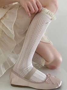 1 par de meias femininas até a panturrilha, estilo bailarina, com laço de renda, meias de malha vazada com babados na borda, podem ser combinadas com sapatos estilo Mary Jane.