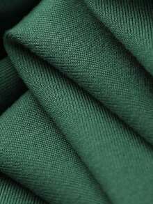 Áo thun cổ tròn in hình trái tim và món tráng miệng ngọt ngào, chất liệu mềm mại, thoải mái dành cho các bạn nữ tuổi teen, mang đến sự dễ chịu và thời trang cho các bạn gái trong mùa hè. - Màu xanh lá cây đậm - Xem 5