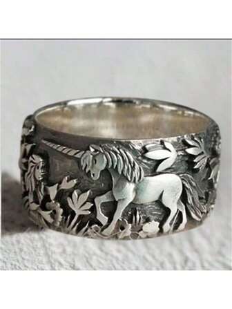 Une bague vintage à fleur de licorne pouvant être portée par les hommes et les femmes