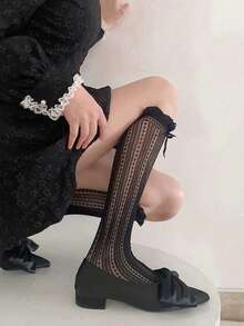 1 par de meias femininas até a panturrilha, estilo bailarina, com laço de renda, meias de malha vazada com babados na borda, podem ser combinadas com sapatos estilo Mary Jane.