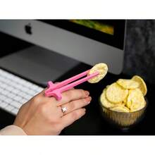 ChicchokokLITE Finger Chopsticks 4 PCS Gamer Chopsticks With, Chip Grabber, Snack Helper, Official Snacking - Enjoy Snacks And Chips With Ease - Innovative Gaming Snacking Solution - 伊薩克專業版 - 查看 9