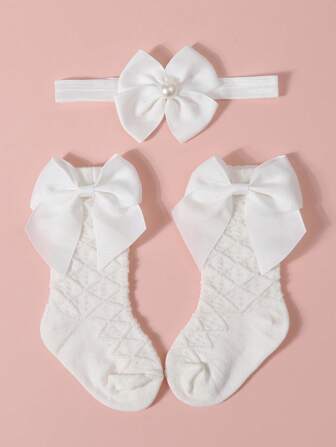 婴儿蝴蝶结头带和袜子套装。1 双中筒袜 + 1 件蝴蝶装饰头带，婴儿配饰