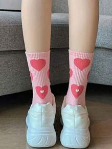 5 Pares Aleatórios de Meias Tripulação Fashionistas Respiráveis para Mulheres com Estampas de Coração e Morango, Adequadas para Primavera, Outono e Inverno