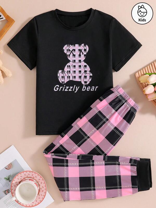 正面印有灰熊图案和粉色格纹图案的两件套夏季女童家居服。黑色短袖上衣和裤子采用粉色和黑色格纹图案，搭配黑色收口下摆设计。无论是在家学习还是休息，都能带来舒适的穿着体验。也可作为珍贵礼物赠送给家人或朋友