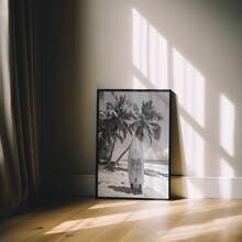 1 pieza Arte de pared sin marco Escape costero - Fotografía de playa en blanco y negro con palmeras y silueta de tabla de surf vintage, impresión de arte de retiro oceánico minimalista, decoración de vacaciones de lujo para dormitorio/sala de estar/estudio/dormitorio/casa de playa - Blanco y Negro - Ver 2
