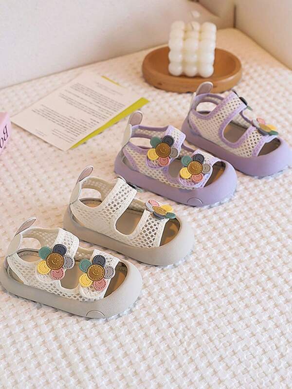 1 Par de Sandálias Confortáveis e Antiderrapantes para Bebês com Decoração Floral, Sandálias Planas Minimalistas e Fashion Adequadas para Uso Interno e Externo, Verão, Menina, Cores: Bege, Roxo