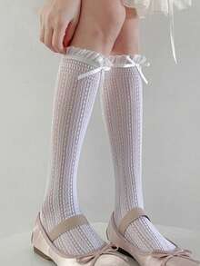 1 par de meias femininas até a panturrilha, estilo bailarina, com laço de renda, meias de malha vazada com babados na borda, podem ser combinadas com sapatos estilo Mary Jane.