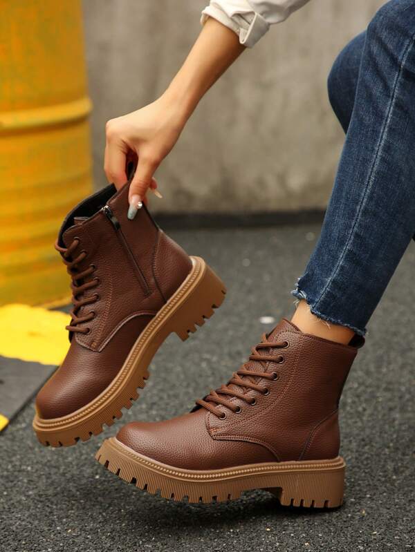 棕色侧拉链靴，荔枝纹短款系带摩托车靴，时尚优雅的设计，粗跟，女式踝靴和短靴，秋冬，女靴