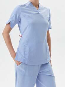 بدلة موظف متعددة الجيوب بياقة على شكل حرف V، مناسبة لصالون التجميل ومتجر الحيوانات الأليفة ومركز رعاية الأمهات، طقم من قطعتين - أزرق فاتح اللون - مشاهدة 4