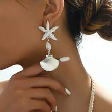 1 par de elegantes y dulces pendientes asimétricos con diseño de estrella de mar y concha para mujeres, adecuados para vacaciones, cumpleaños, citas, fiestas, vacaciones y uso casual