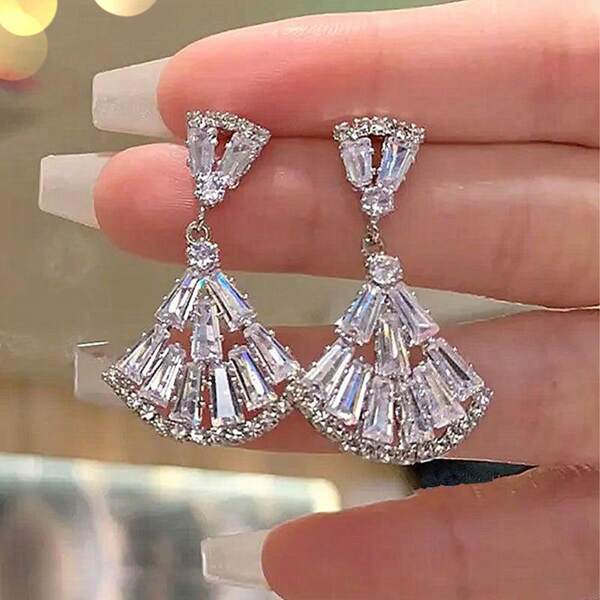 Neue übertrieben fächerförmige superglamouröse Strass-Quasten-Ohrringe, luxuriöse hochwertige Ohrstecker mit kubischen Zirkoniasteinen, elegante, vielseitige Modeschmuckstücke für Frauen