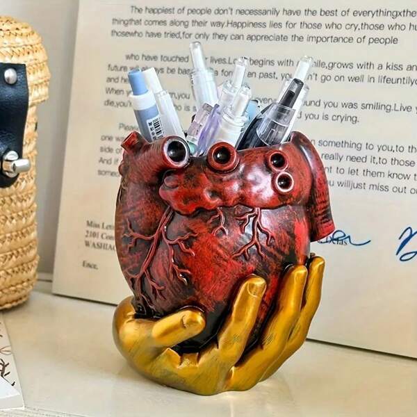 1 pièce Nouveau support de stylo en forme de main tenant un cœur, décoration d'Halloween - En plastique, support de stylo en forme de cœur, organisateur de bureau, accessoires de décoration de bureau et cadeaux de papeterie, stylos, stylos, papeterie, trousse à crayons, trousse à crayons, école, grande trousse à crayons, équipement de bureau, fournitures scolaires, papier à lettres, décoration kawaii, rentrée scolaire, stylos, articles scolaires, décoration intérieure