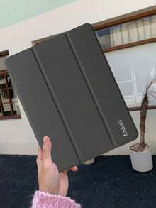 1 قطعة غطاء لوحي من السيليكون الأسود، قابل للتخصيص بالنص، متوافق مع iPad Mini4/Mini5/Mini6/Air/Air2/9.7/10.2/10.5/Air4/Air5/10.9/Pro 11 بوصة/الجيل العاشر/iPad Air 11 بوصة (M2) - 2024، Galaxy Tab A8 10.5 بوصة 2022، طباعة واضحة، حماية حافة TPU ناعمة، بدون فتحة للقلم، حامل ثلاثي الطي، نوم/إيقاظ مغناطيسي، علامة تجارية شخصية بسيطة، غطاء لوحي ثلاثي الطي ل- iPad. لا يشمل المنتج القلم. ملاحظة: النمط النهائي للخط خاضع لرسم التأثير. - الأسود - مشاهدة 3