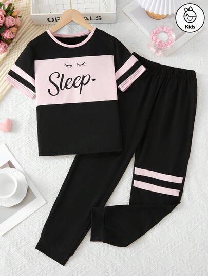 这款两件套夏季睡袍采用撞色设计和精致的闭眼图案，是周末悠闲早晨和日常午睡的完美选择。适合送给家人和朋友，特别是那些喜欢时尚和舒适的人。