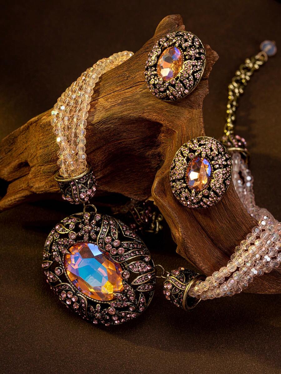 1 pieza Collar de gasa suave con cuentas en rosa, que recuerda a los pétalos de flores cayendo en un baile de palacio; 1 pieza de pendientes florales vintage de metal con brillantes rhinestones, capturando el glamour de una lujosa velada. Los pequeños pendientes de gemstone elevan tu aura instantáneamente, como tomar prestado el guardarropa de una duquesa.