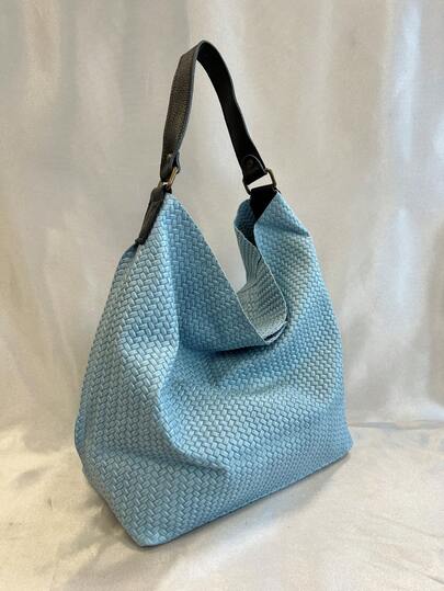 Denna italiensktillverkade läderväska representerar en perfekt kombination av hantverk och modern stil. Tillverkad av italienskt premiumläder utmärker den sig med sitt flätade tryck som ger materialet ett sofistikerat, tredimensionellt utseende som påminner om traditionen av hantverksmässig flätning men med en modern finish.