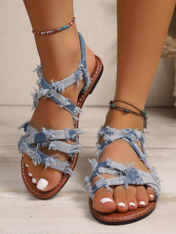 Damen Flache Sommer Sandalen - Lässiges Kreuzriemen-Design am Knöchel, Rundkappe, Komfortable Gummisohle, Denim-Oberstoff, Geeignet für Sommerwege und Strand