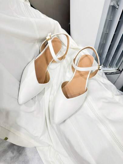 简约平底套脚鞋，后跟镂空设计，优雅迷人，适合少女穿着，可用于派对、家庭聚会、学生休闲穿着。