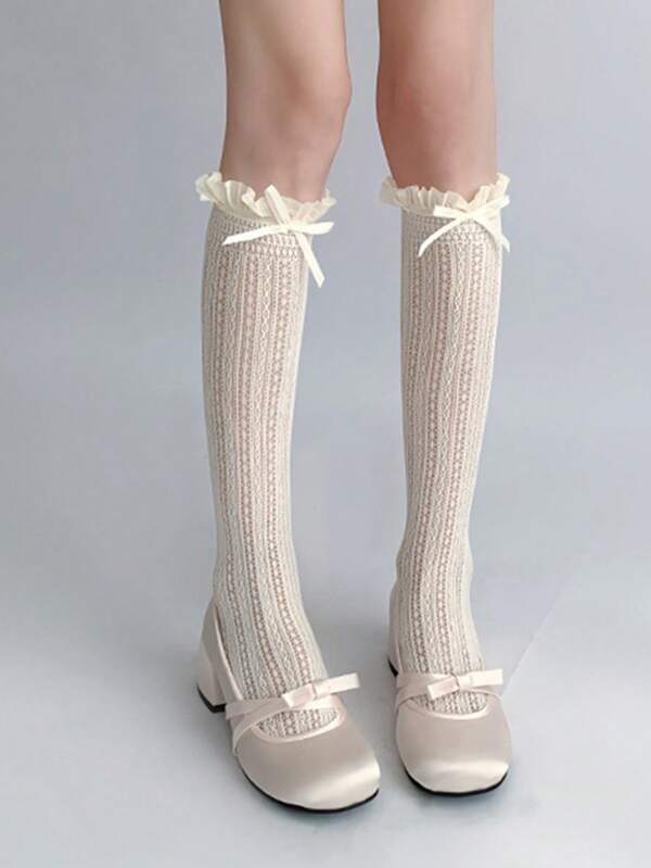 1 par de meias femininas até a panturrilha, estilo bailarina, com laço de renda, meias de malha vazada com babados na borda, podem ser combinadas com sapatos estilo Mary Jane.