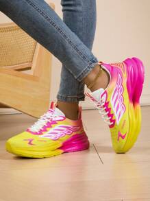 女士透气缓震渐变色几何线条印花圆头中帮系带厚底休闲运动跑鞋，适合年轻女士的时尚街头服饰，春夏季，网眼和 EVA 材质