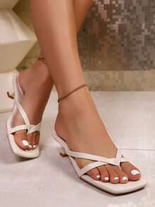 1双女士夏季新款软皮方头凉鞋，猫跟套脚人字拖，百搭细带人字拖