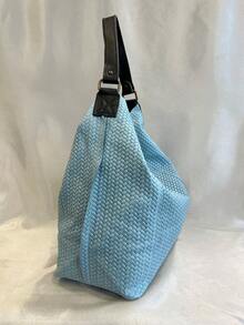 这款意大利制造的皮包是精湛工艺与现代风格的完美结合。它采用优质意大利皮革精制而成，独特的编织印花效果赋予材质精致的立体感，令人联想到手工编织的传统，同时又不失现代感。 - 淺藍色 - 查看 4