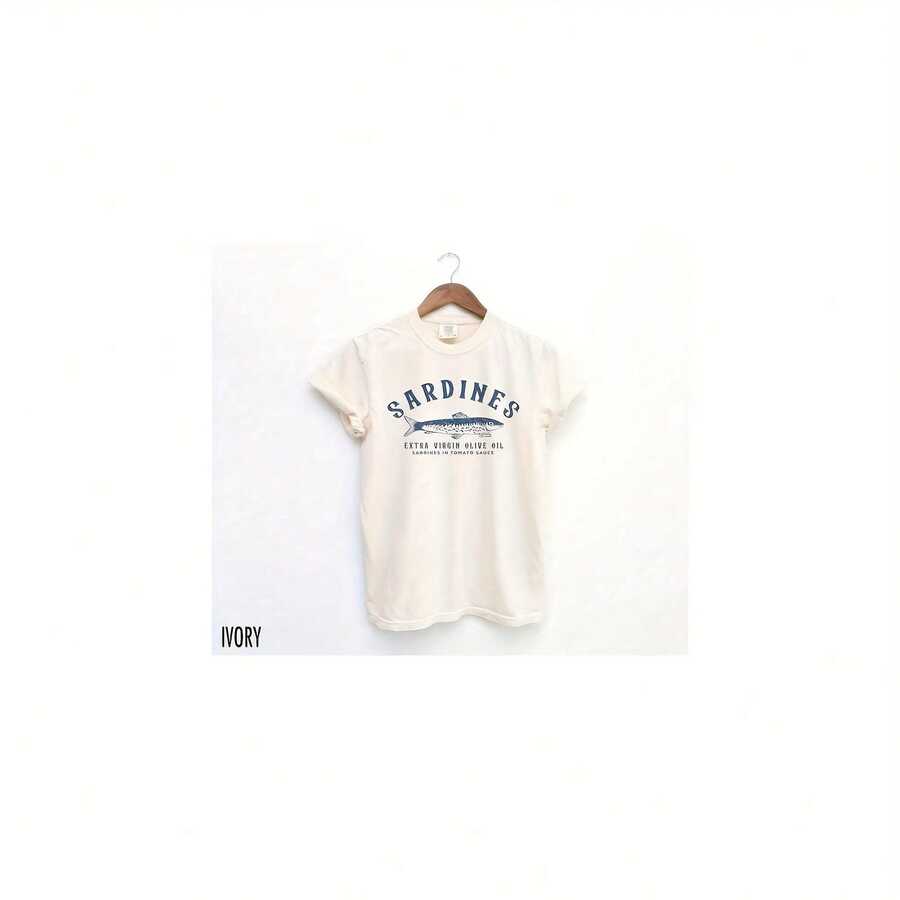 Camiseta de sardinas, sardinas, estilo vintage, camiseta de pescado, estética de pescador, camiseta de comida, gráfico retro, camisetas de amantes de la comida, camiseta de 220 g de algodón pesado confeccionada para una comodidad y durabilidad duraderas. Perfecto para el trabajo, el gimnasio, los viajes, las salidas casuales, los deportes al aire libre y las capas en todas las estaciones. Excelente para la escuela, el streetwear o simplemente para relajarse en casa. Tops para mujeres vintage, ropa para mujeres, tops para mujeres vintage, ropa casual, punk, occidental, tops para mujeres, ropa de verano para mujeres, ropa gótica negra y blanca, tops vintage, ropa coreana de moda para mujeres, camisas para mujeres - Blanco - Ver 1