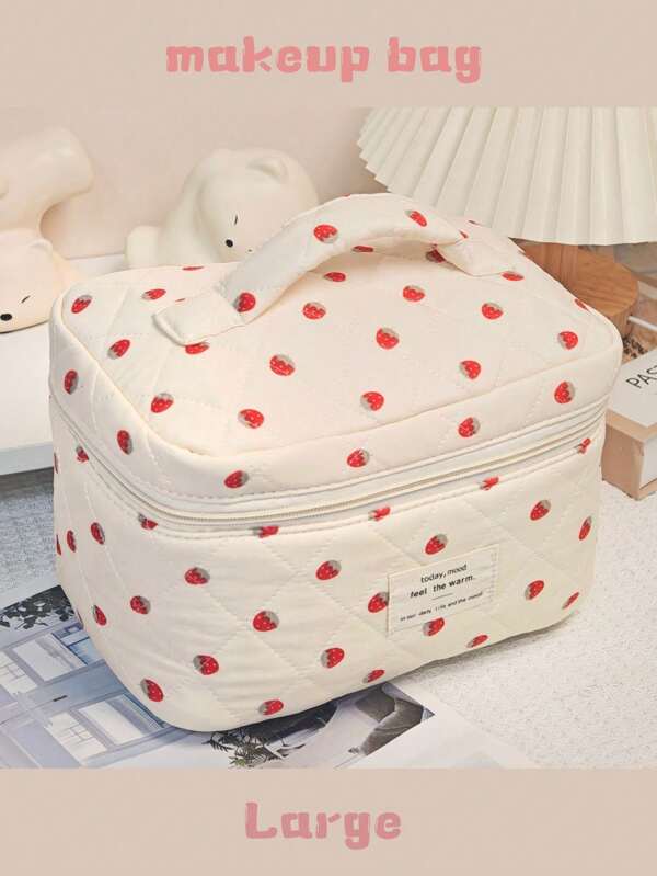 Nécessaire fofa e espaçosa com estampa de morangos acolchoados, multifuncional e leve, ideal para viagens e para guardar seus itens de higiene pessoal. Perfeita para o dia a dia, escola e viagens. Ótima opção de presente para meninas.