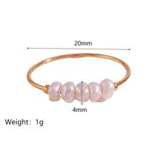 Bagues rondes en acier inoxydable doré de haute qualité avec perles d'eau douce à la mode. Cadeaux de bijoux élégants pour les fêtes. Perles d'eau douce écrasées empilables. Bague en acier inoxydable doré, bijoux pour femmes, décoration