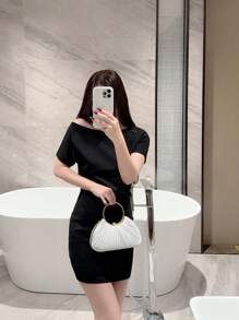 Bolsa clutch feminina elegante com design plissado em formato de caixa, luxuosa, com alça de pulseira e glitter, para festas formais, charmosa e delicada, adequada para encontros, galas, aniversários e reuniões formais.