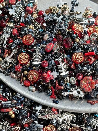 ヴィンテージバロック調アクリルビーズ 30g ブラック&レッド、8-30mm ランダムミックスカラー、DIYジュエリー&ブレスレット作り用、穴開き、蝶・ハート・フラワーデザイン、ブレスレット、ピアス、ハンドメイドクラフトに最適